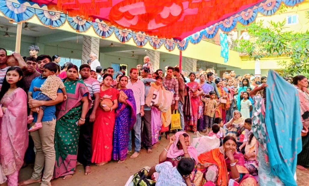 নওগাঁর ঠাকুরমান্দা রঘুনাথ মন্দিরে পুণ্যার্থীদের ঢল: অলৌকিক বিশ্বাসে স্নান