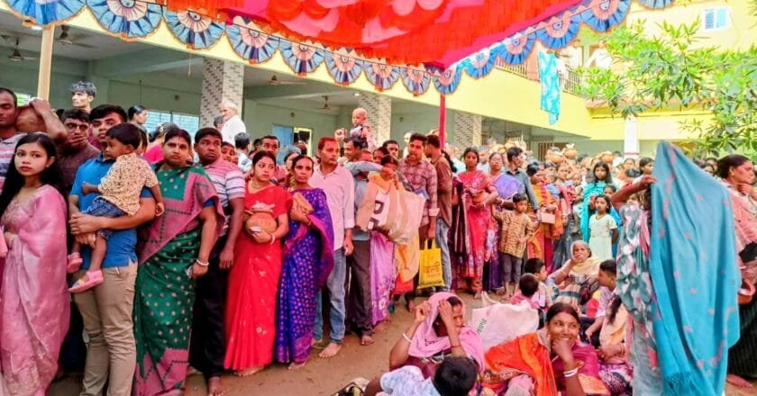 নওগাঁর ঠাকুরমান্দা রঘুনাথ মন্দিরে পুণ্যার্থীদের ঢল: অলৌকিক বিশ্বাসে স্নান