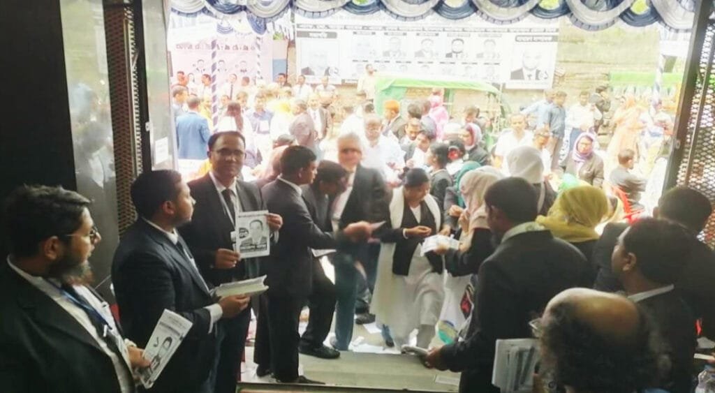 খুলনা জেলা আইনজীবী সমিতির ভোটগ্রহণ শুরু; বাড়ছে উৎসবের আমেজ