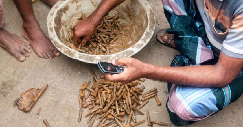 বদলগাছীর দেউলিয়ায় মাটির নিচে মিলল ৩২৫ রাউন্ড রাইফেলের গুলি