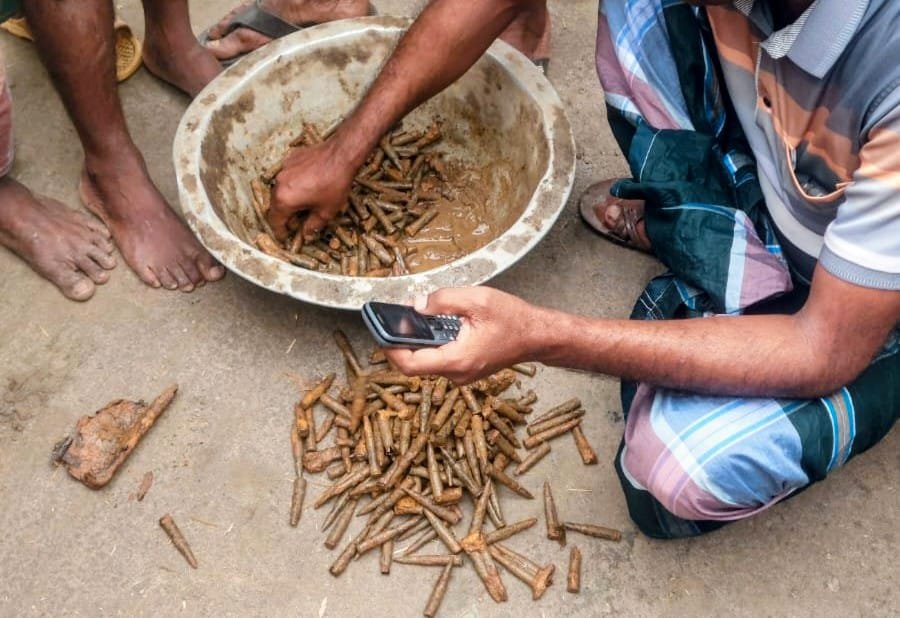 বদলগাছীর দেউলিয়ায় মাটির নিচে মিলল ৩২৫ রাউন্ড রাইফেলের গুলি