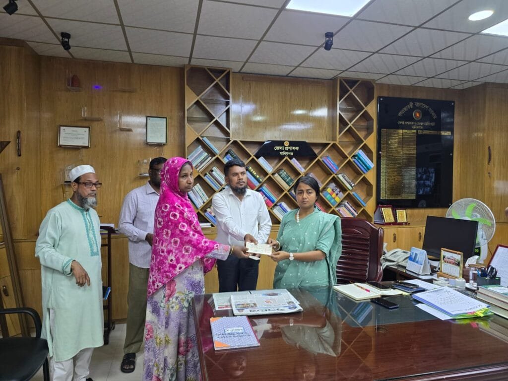 মানিকগঞ্জে সরকারি যাকাত ফান্ডের চেক বিতরণ