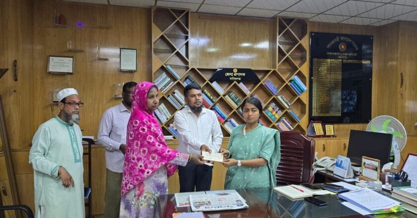 মানিকগঞ্জে সরকারি যাকাত ফান্ডের চেক বিতরণ