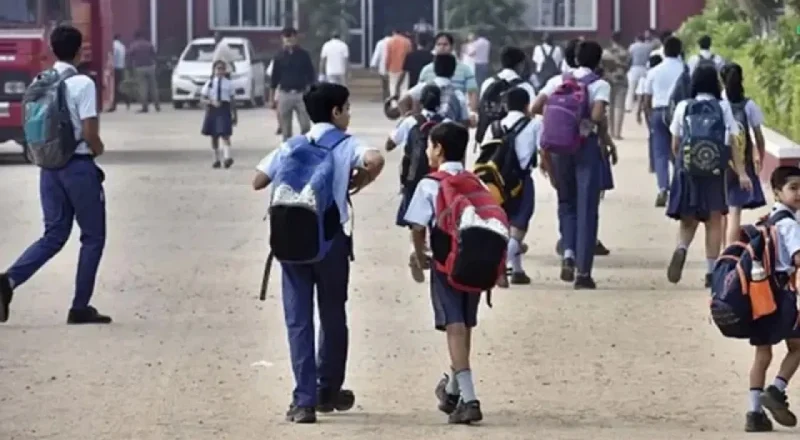 দীর্ঘ ছুটির পর শিক্ষার্থীদের পদচারণায় মুখরিত শিক্ষাঙ্গন