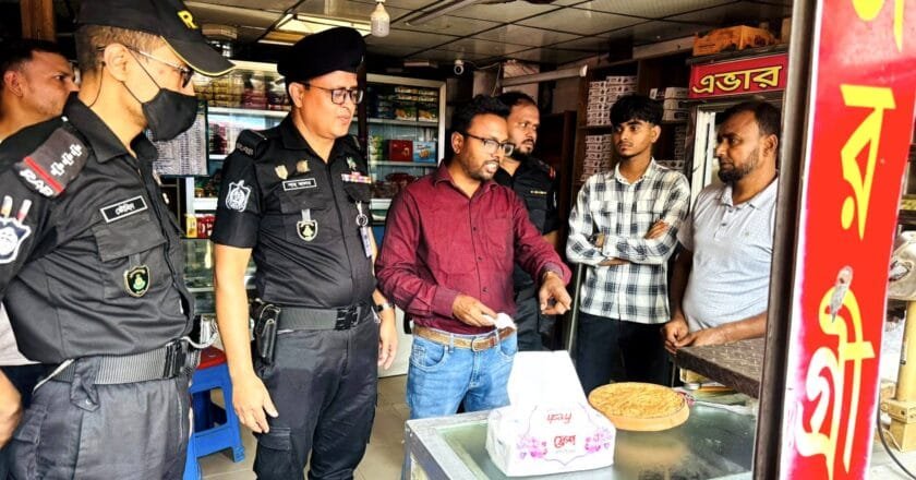 সলঙ্গায় ভোক্তা অধিকারের অভিযান: দুই মিষ্টির দোকানে জরিমানা