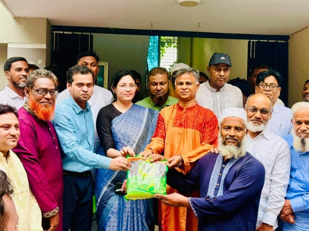 বেলকুচিতে ক্ষুদ্র ও প্রান্তিক কৃষকদের মাঝে বিনামূল্যে বীজ ও সার বিতরণ