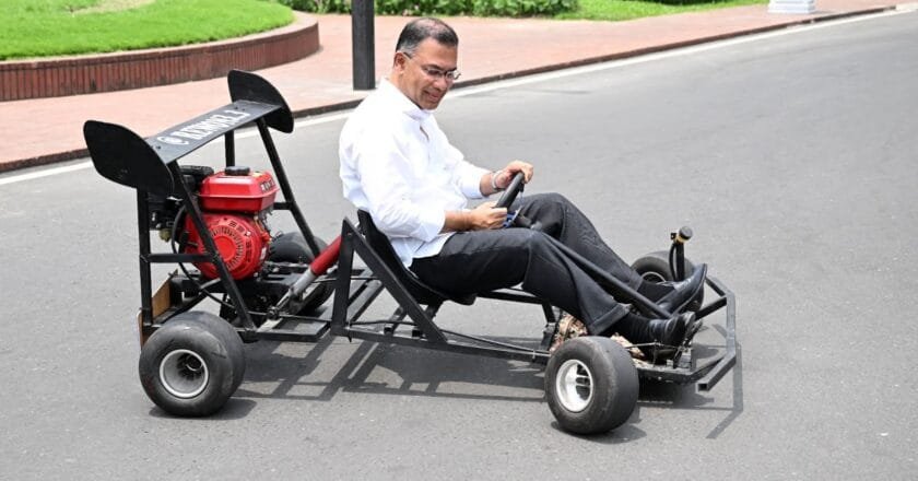 তরুণ উদ্ভাবকের গো-কার্ট চালিয়ে উৎসাহ দিলেন প্রধানমন্ত্রী