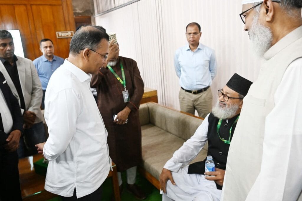 অধিবেশন চলাকালে অসুস্থ বিরোধী দলীয় এমপির খোঁজ নিলেন প্রধানমন্ত্রী