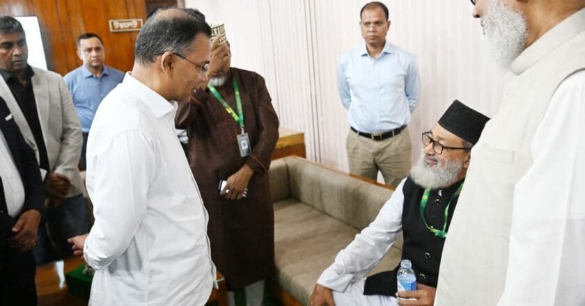 অধিবেশন চলাকালে অসুস্থ বিরোধী দলীয় এমপির খোঁজ নিলেন প্রধানমন্ত্রী