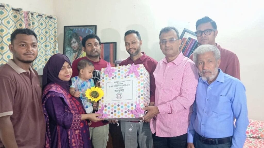 যশোরে বাস থেকে নেমে আদর করা সেই শিশুর জন্য উপহার পাঠালেন প্রধানমন্ত্রী তারেক রহমান