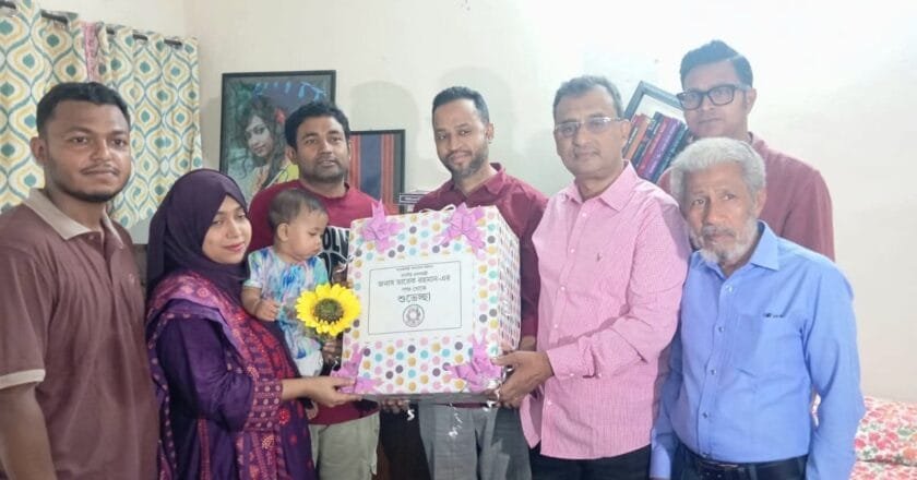 যশোরে বাস থেকে নেমে আদর করা সেই শিশুর জন্য উপহার পাঠালেন প্রধানমন্ত্রী তারেক রহমান