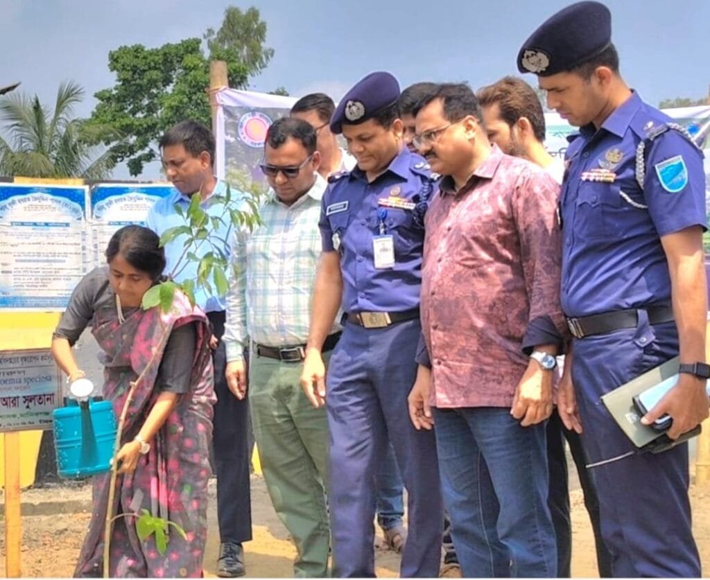 মানিকগঞ্জে জাতীয় মহাসড়কে বৃক্ষরোপণ কর্মসূচির উদ্বোধন