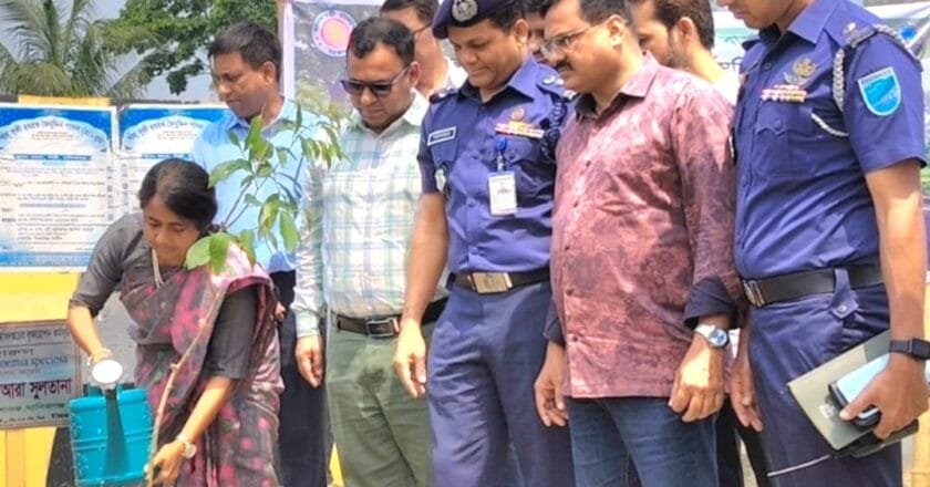 মানিকগঞ্জে জাতীয় মহাসড়কে বৃক্ষরোপণ কর্মসূচির উদ্বোধন