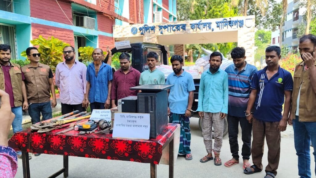 মানিকগঞ্জে একাধিক কারখানায় ডাকাতির রহস্য উদ্ঘাটন; কোটি টাকার মালামালসহ গ্রেফতার ৮