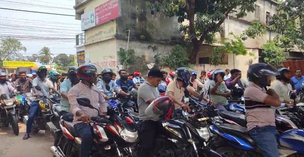 খুলনায় পেট্রোল পাম্পে তেলের জন্য দীর্ঘ লাইন, ভোগান্তিতে চালকরা