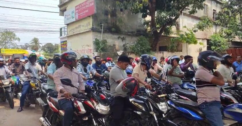 খুলনায় পেট্রোল পাম্পে তেলের জন্য দীর্ঘ লাইন, ভোগান্তিতে চালকরা