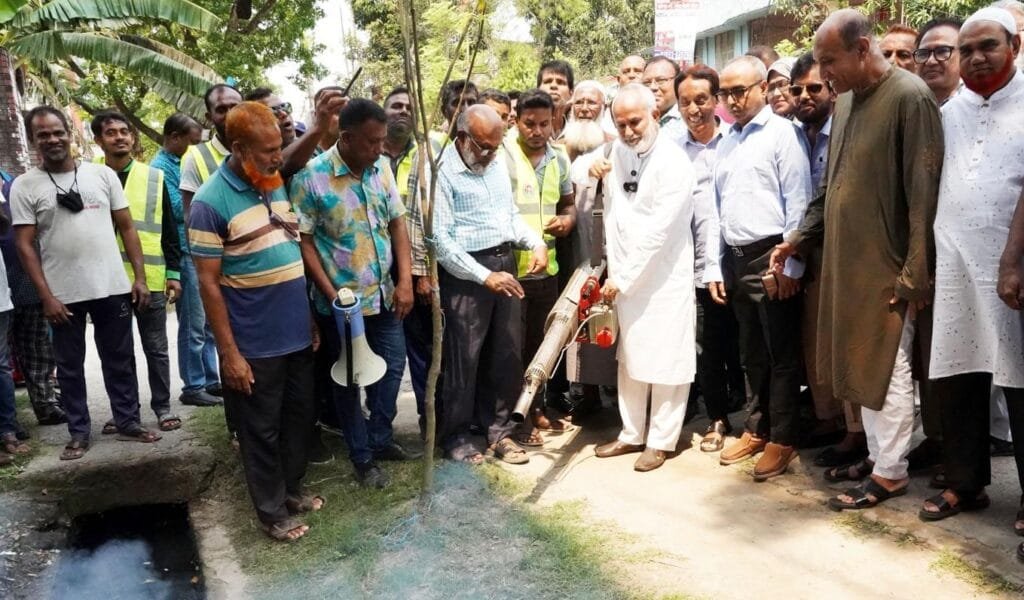 খালিশপুরে পরিচ্ছন্নতা অভিযানে কেসিসি, মশক নিধনে জোরদার কার্যক্রম