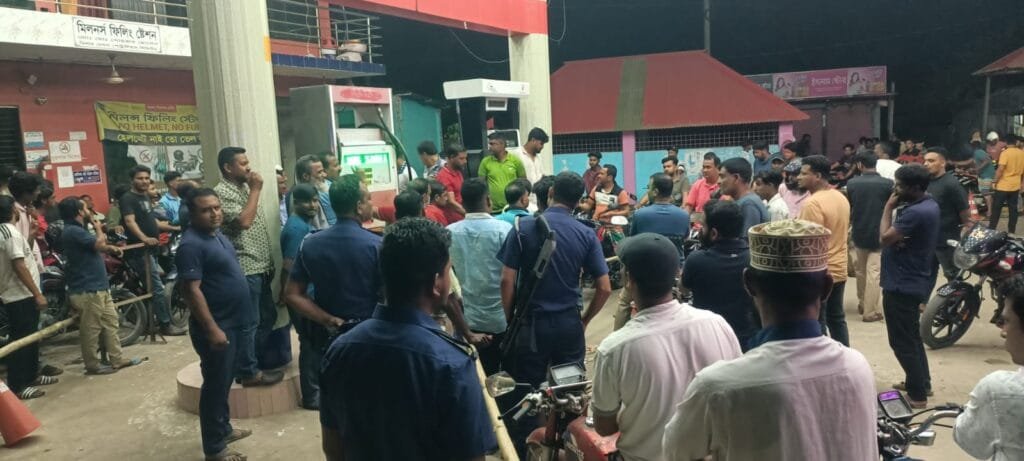 মানিকগঞ্জে প্রশাসনের উদাসীনতায় পাম্পগুলোতে মিলছে অনিবন্ধিত বাইকের তেল