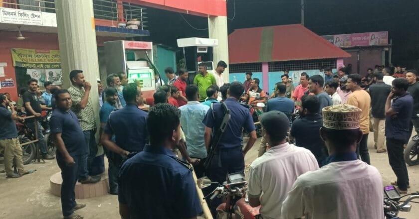 মানিকগঞ্জে প্রশাসনের উদাসীনতায় পাম্পগুলোতে মিলছে অনিবন্ধিত বাইকের তেল