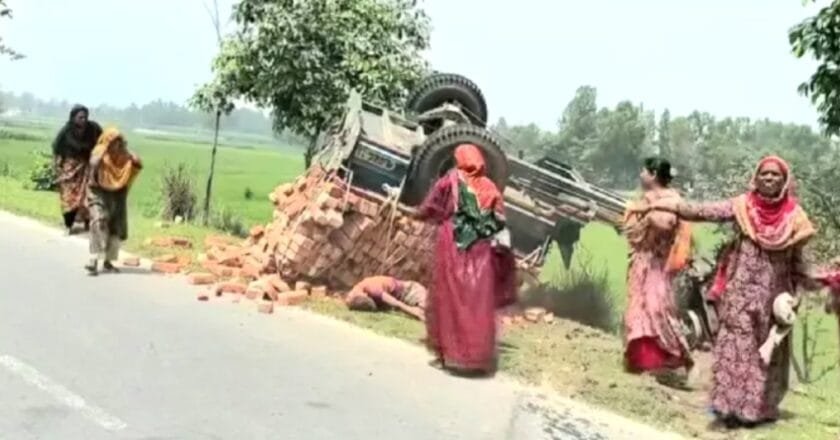 ফুলবাড়ীতে ইটবোঝাই ট্রলি উল্টে চালক নিহত
