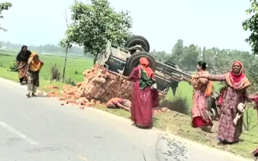 ফুলবাড়ীতে ইটবোঝাই ট্রলি উল্টে চালক নিহত