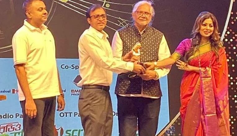 চ্যানেল আই টিএমএসএস মিউজিক অ্যাওয়ার্ড পেলেন নজরুল সংগীতশিল্পী শহীদ কবির পলাশ