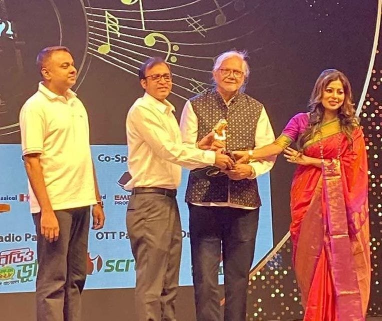 চ্যানেল আই টিএমএসএস মিউজিক অ্যাওয়ার্ড পেলেন নজরুল সংগীতশিল্পী শহীদ কবির পলাশ