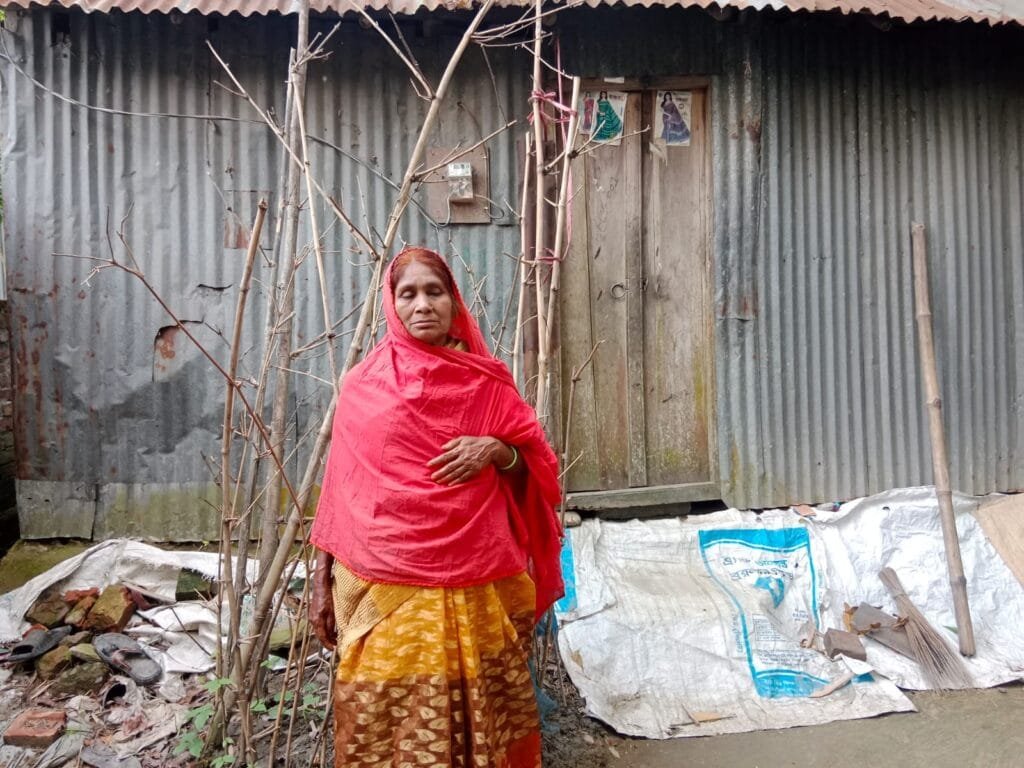 নিজের ঘরে বৃষ্টির পানি পড়ে, তবুও মানুষের সেবায় নিয়োজিত ইউপি সদস্য ধলা ভুরু