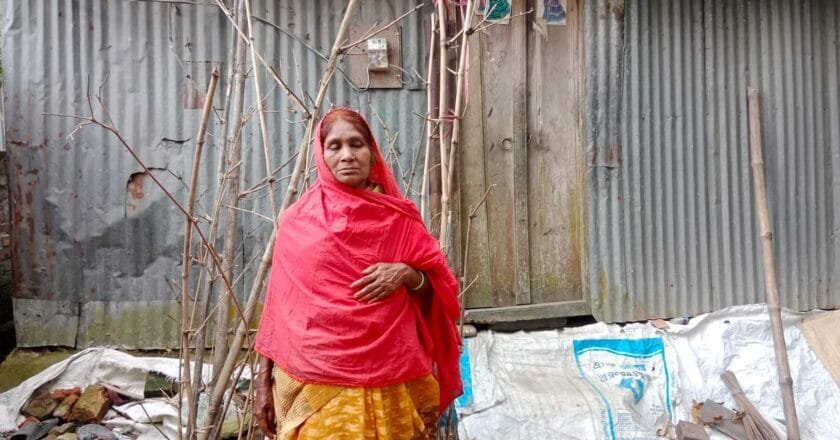 নিজের ঘরে বৃষ্টির পানি পড়ে, তবুও মানুষের সেবায় নিয়োজিত ইউপি সদস্য ধলা ভুরু