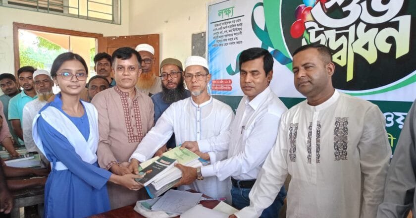 মানিকগঞ্জে মেধাবী শিক্ষার্থীদের মাঝে শিক্ষা সামগ্রী বিতরণ করলো তাকওয়া ফাউন্ডেশন