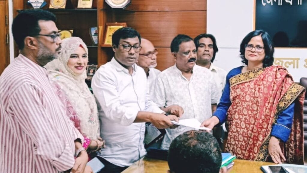 মরণফাঁদে পরিণত ঝুঁকিপূর্ণ ভবন: অপসারণে খুলনায় ডিসির দ্বারস্থ নাগরিক সমাজ