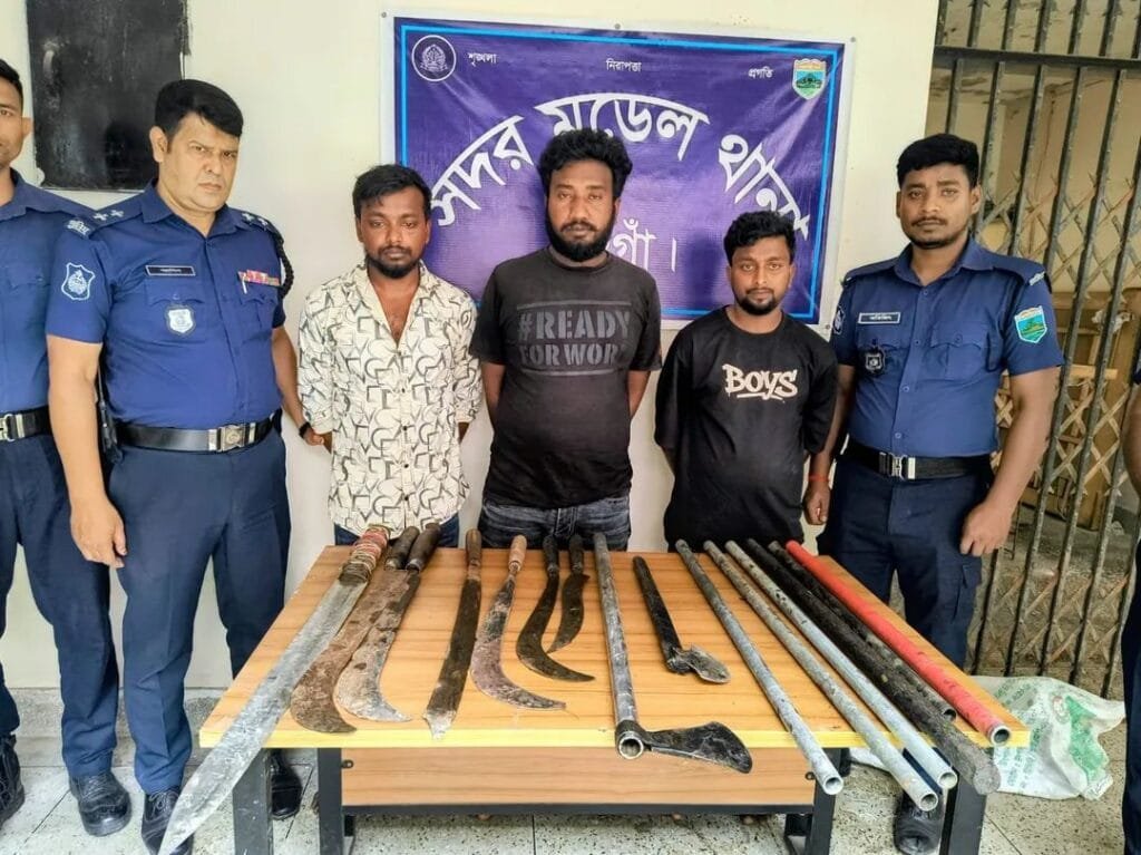 নওগাঁয় দেশীয় অস্ত্রসহ তিন সন্ত্রাসী গ্রেফতার