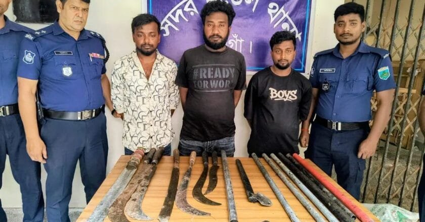 নওগাঁয় দেশীয় অস্ত্রসহ তিন সন্ত্রাসী গ্রেফতার