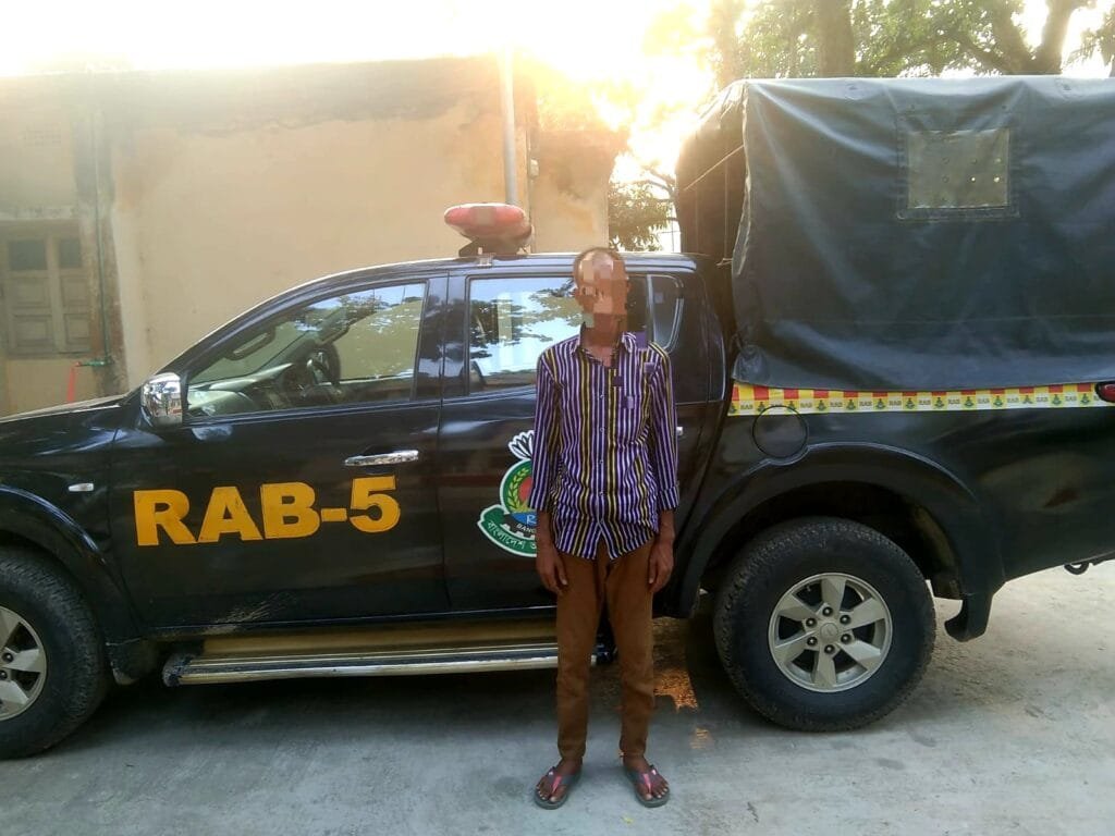 দুর্গাপুরে র‍্যাবের অভিযানে এক বছরের সাজাপ্রাপ্ত পলাতক আসামি আটক