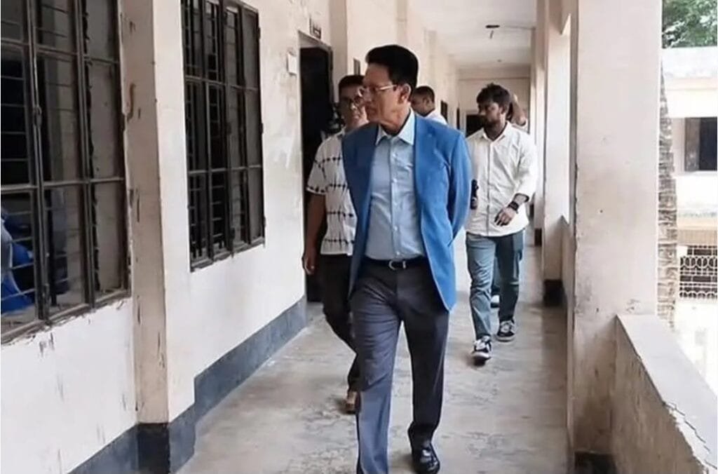 সিংগাইরে আকস্মিক এসএসসি কেন্দ্র পরিদর্শনে শিক্ষামন্ত্রী