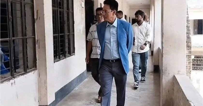 সিংগাইরে আকস্মিক এসএসসি কেন্দ্র পরিদর্শনে শিক্ষামন্ত্রী