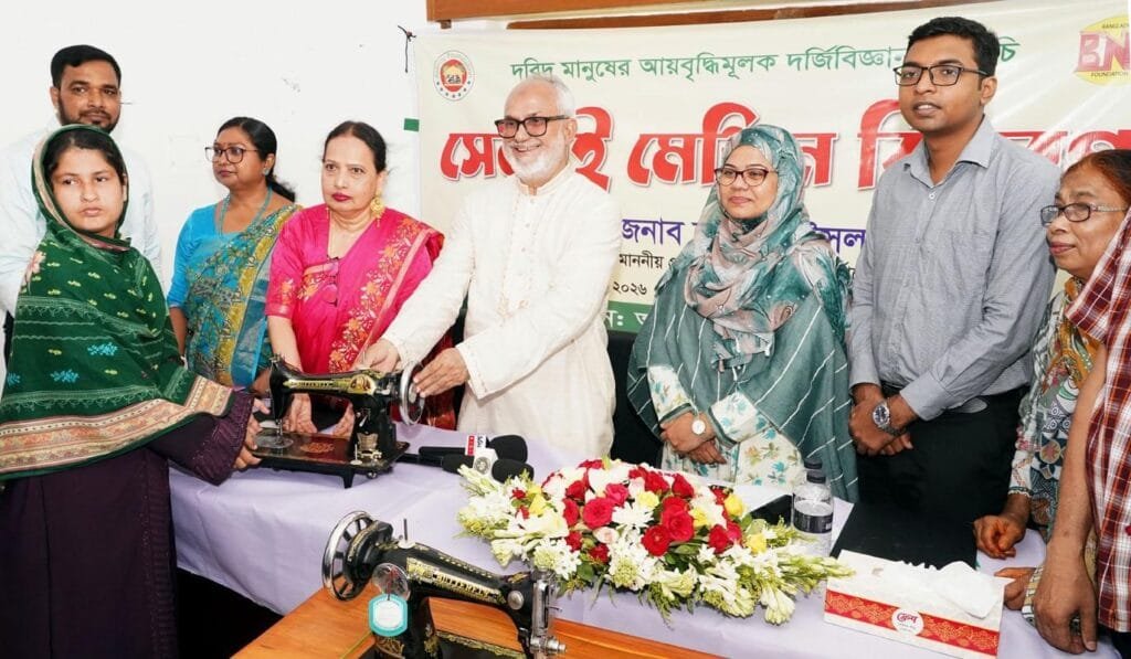 খুলনায় ১৪ সুবিধাবঞ্চিত নারীর মাঝে সেলাই মেশিন বিতরণ, স্বাবলম্বিতার ওপর জোর