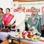 খুলনায় ১৪ সুবিধাবঞ্চিত নারীর মাঝে সেলাই মেশিন বিতরণ, স্বাবলম্বিতার ওপর জোর