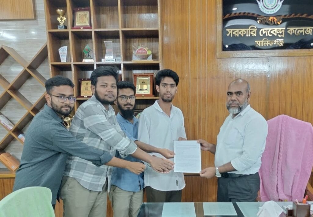 শিক্ষাবান্ধব পরিবেশের দাবিতে দেবেন্দ্র কলেজ অধ্যক্ষকে ছাত্রশিবিরের স্মারকলিপি