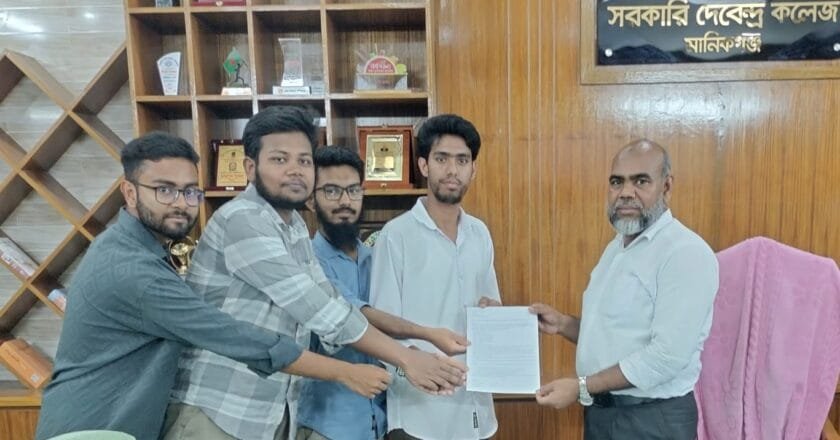 শিক্ষাবান্ধব পরিবেশের দাবিতে দেবেন্দ্র কলেজ অধ্যক্ষকে ছাত্রশিবিরের স্মারকলিপি