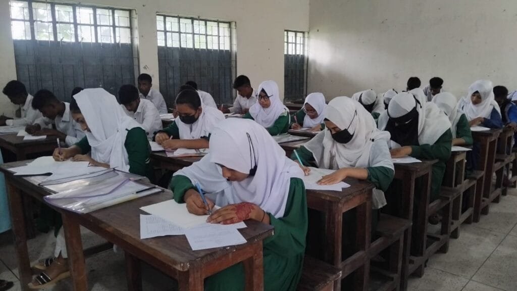 তাড়াইলে এসএসসি ও সমমান পরীক্ষা: সুষ্ঠু পরিবেশে চলছে মেধা যাচাইয়ের লড়াই