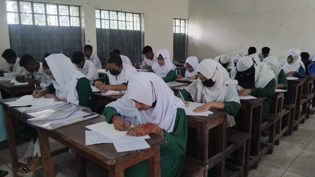 তাড়াইলে এসএসসি ও সমমান পরীক্ষা: সুষ্ঠু পরিবেশে চলছে মেধা যাচাইয়ের লড়াই