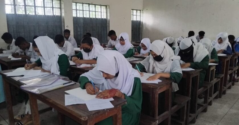 তাড়াইলে এসএসসি ও সমমান পরীক্ষা: সুষ্ঠু পরিবেশে চলছে মেধা যাচাইয়ের লড়াই