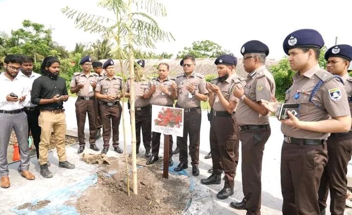লবণচরা থানা ভবনের নির্মাণ কাজ পরিদর্শন করলেন আইজিপি