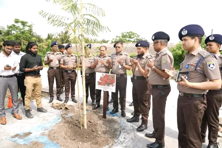 লবণচরা থানা ভবনের নির্মাণ কাজ পরিদর্শন করলেন আইজিপি