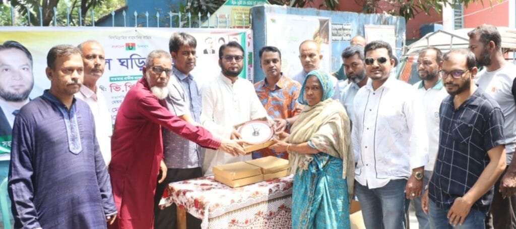 খুলনায় ক্ষুদ্র ও প্রান্তিক উদ্যোক্তাদের মাঝে দেয়াল ঘড়ি বিতরণ