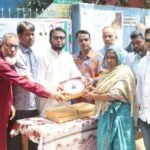 খুলনায় ক্ষুদ্র ও প্রান্তিক উদ্যোক্তাদের মাঝে দেয়াল ঘড়ি বিতরণ