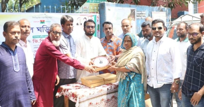 খুলনায় ক্ষুদ্র ও প্রান্তিক উদ্যোক্তাদের মাঝে দেয়াল ঘড়ি বিতরণ