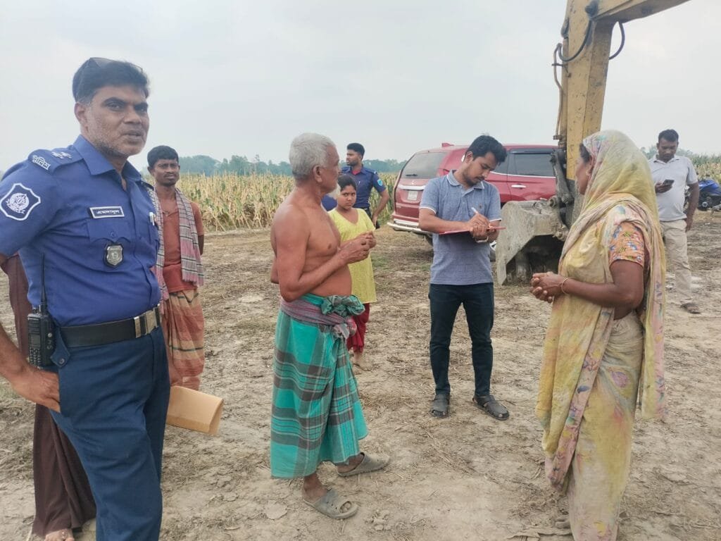 ‎হরিরামপুরে তিন ফসলি জমির মাটি কাটায় মালিককে জরিমানা