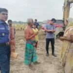 ‎হরিরামপুরে তিন ফসলি জমির মাটি কাটায় মালিককে জরিমানা